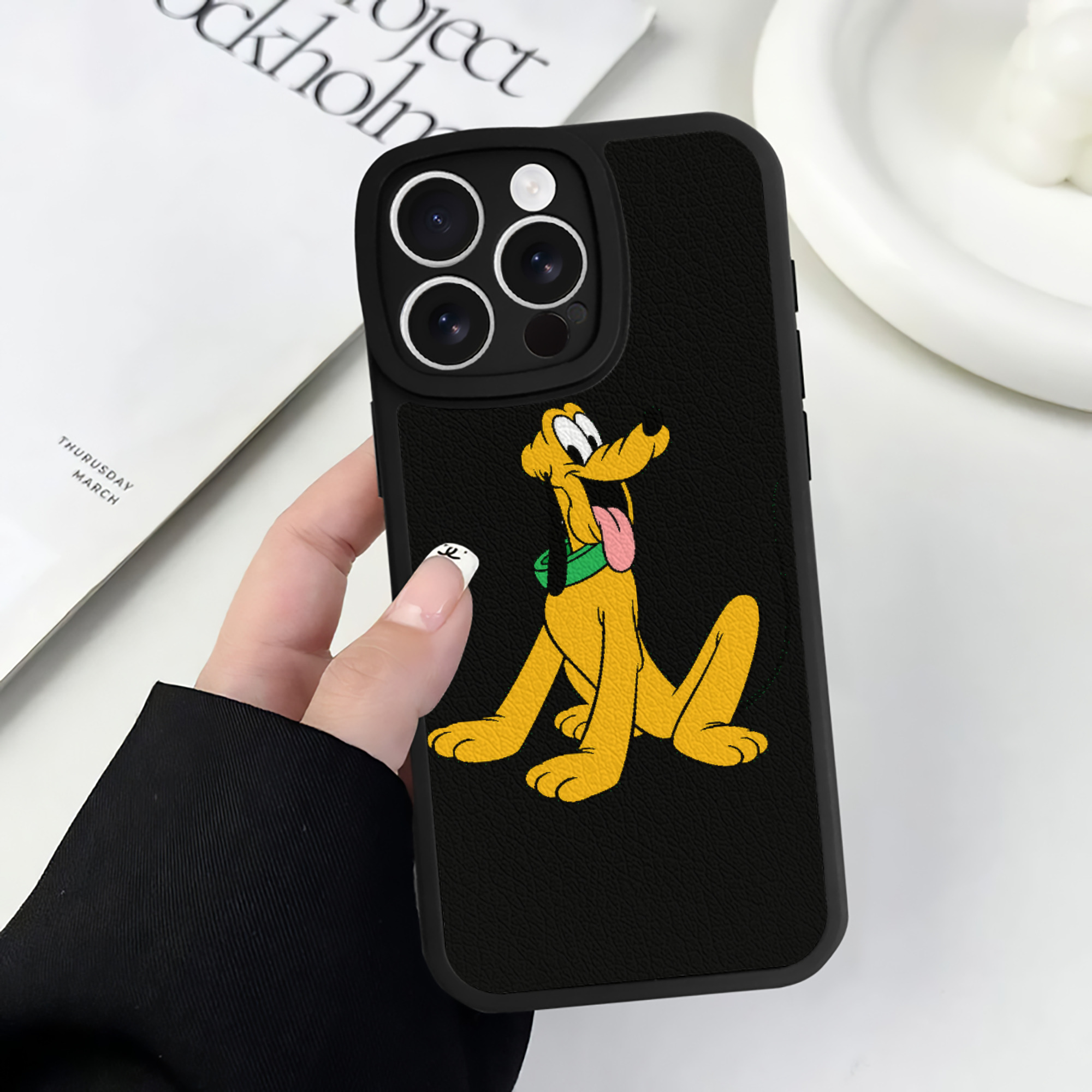 （画像用） ミッキーマウス Mickey Mouse 【iPhone 16シリーズ対応】シリコンスマホケース（レザー調） 材質：シリコン